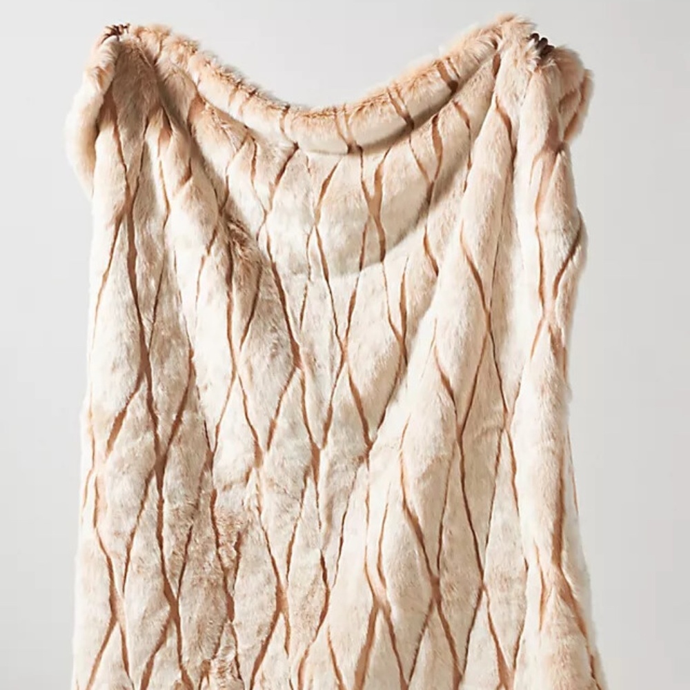 New ANTHROPOLOGIE Alpine Faux Fur Throw Blanket Pink Cozy 60” x 70” - Picture 2 of 7